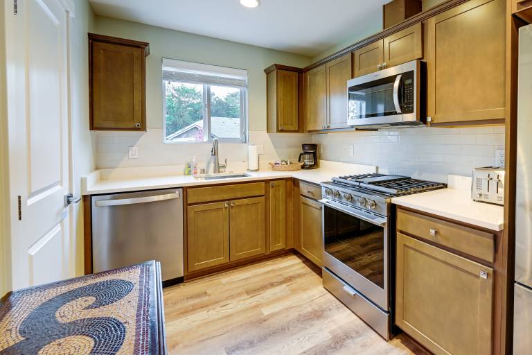 Easy Commuting! Modern SeaTac Unit w/ Fireplace — photo 2