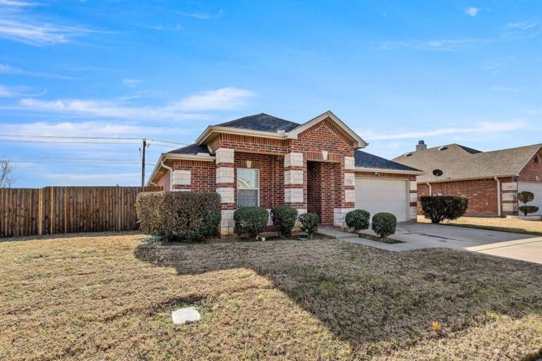 Family-oriented pleasant vacation home with yard | Pets are welcome in Arlington, TX