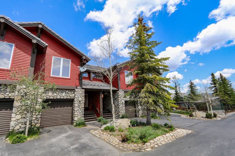 Fully equipped condo with hot tub, patio & sauna | Pet-friendly — photo 4