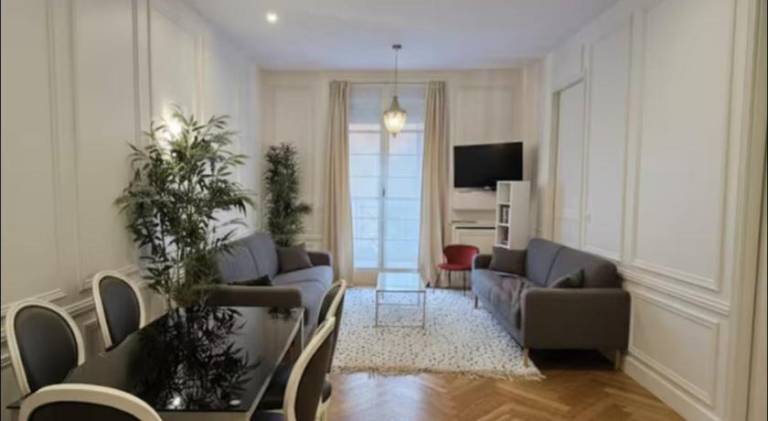 Apartment | Next to Arc de Triomphe in Paris