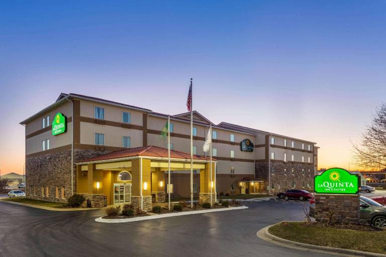 La Quinta Inn & Suites by Wyndham Rockford — photo 2