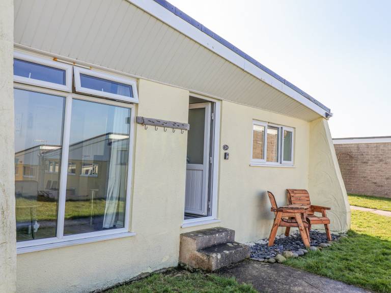 Child-friendly beautiful cottage with pool & yard | Beach view | Pets allowed — photo 2