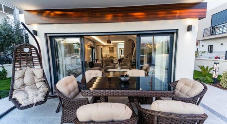 Villa with patio, BBQ & yard — photo 5