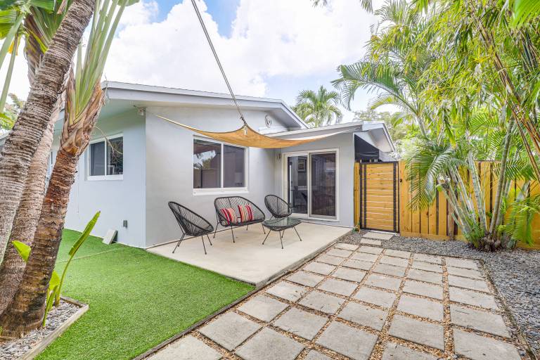 Private Backyard Dog Friendly Wilton Manors Home