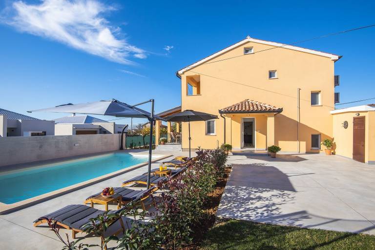 Children-friendly beautiful vacation home with yard, patio & private pool | Suitable for remote work | Pets allowed — photo 4