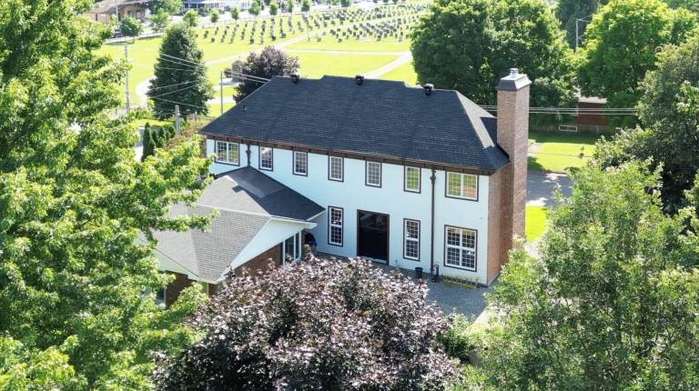 House Pointe-Claire