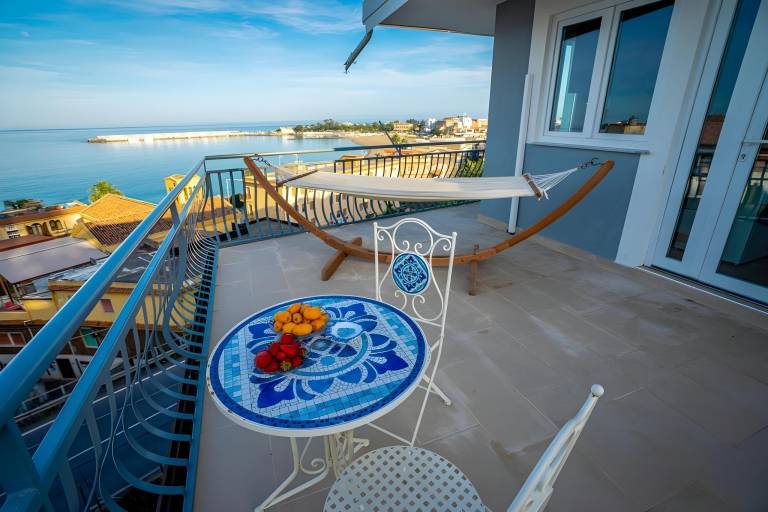 Serviced apartment with jacuzzi & terrace in Messina