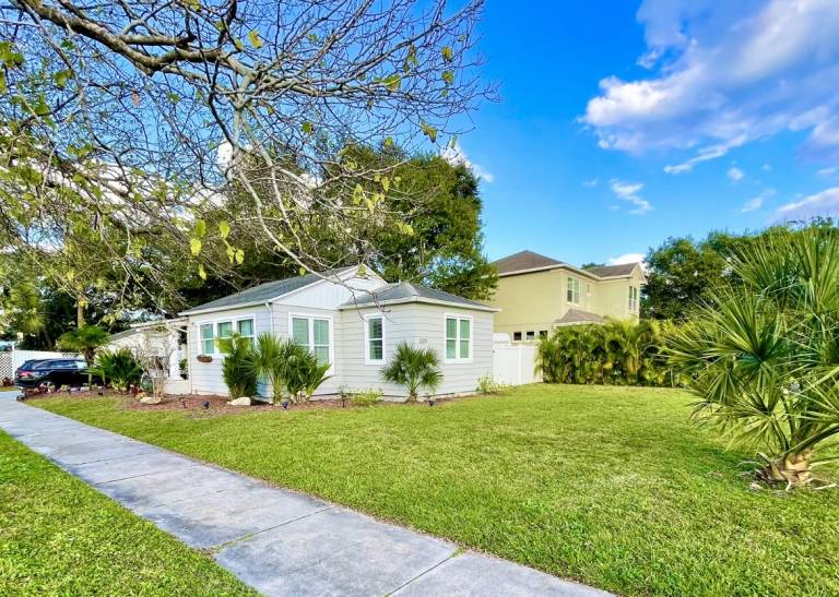 Guests Favorite! Charming Home in South Tampa! Best Location! Close to everything fun! — photo 2