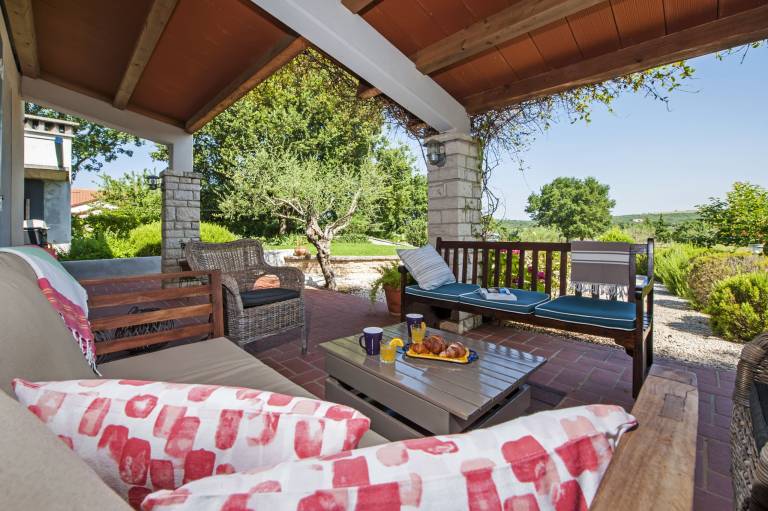Family-oriented villa with barbeque, patio & private pool | Dogs allowed — photo 5