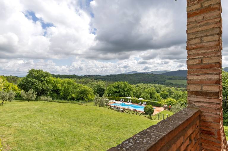 Holiday apartment with yard & pool | Garden view — photo 2