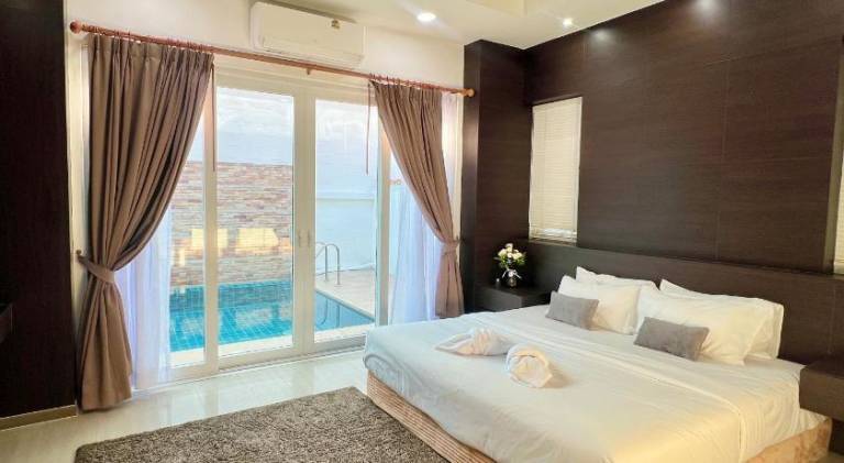 Villa with yard, pool & terrace — photo 2