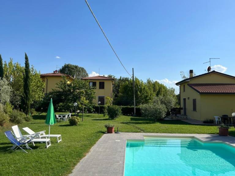 Vacation home with garden, pool & barbecue | Garden view in Cortona