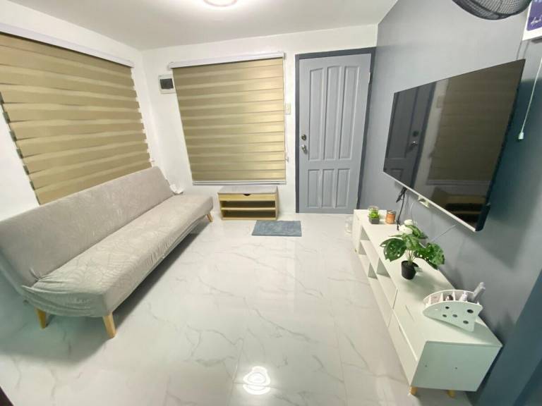 Cozy 2BR Bungalow Near Clark AirportNetflix WiFi — photo 2