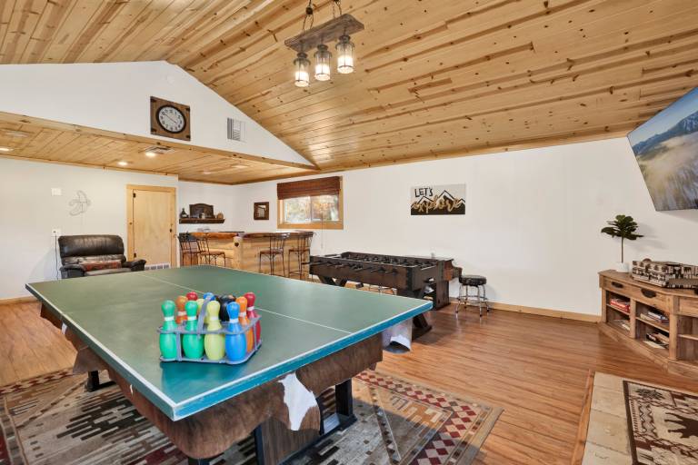 Family Fun Cabin Hot Tub, Game Room & Cozy Fireplace pet Friendly Retreat — photo 3