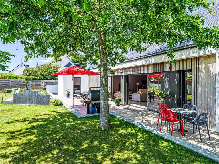 Vacation home with patio, yard & hot tub — photo 3