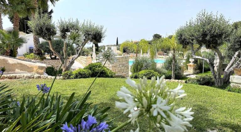 House with pool in Avola