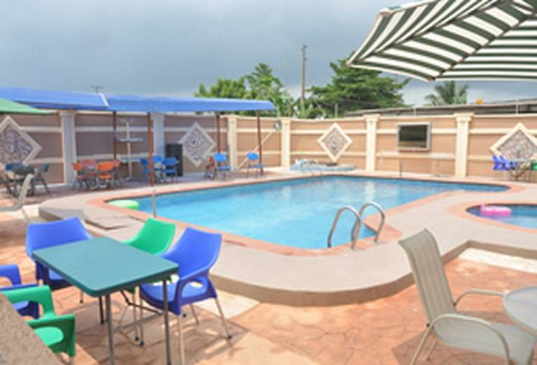 Child-friendly private room with jacuzzi, garden & private pool | Pool view | Pets allowed in Lagos