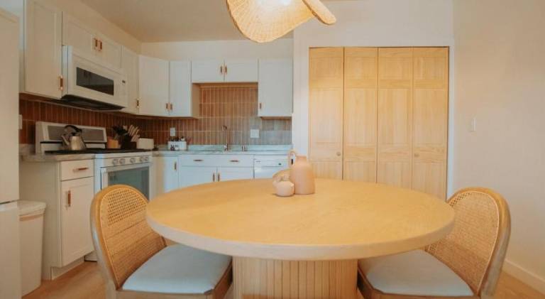 Terracotta Suite at ArnoTriplex! Hot Tub-Close to Downtown-Pet Friendly-No Pet Fee! — photo 4