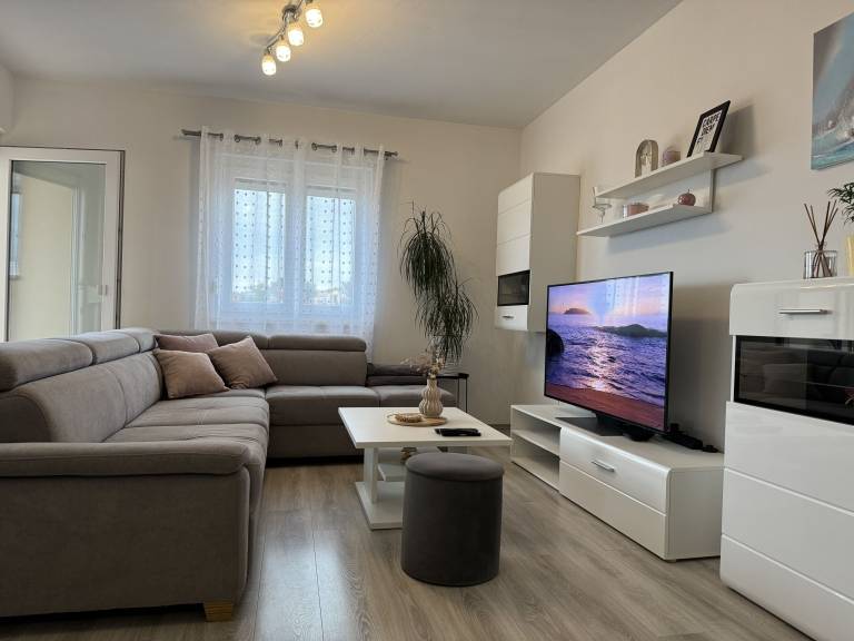 Holiday apartment with garden & barbecue | Garden view — photo 3