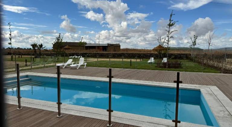 Vacation home with private pool, terrace & yard — photo 4