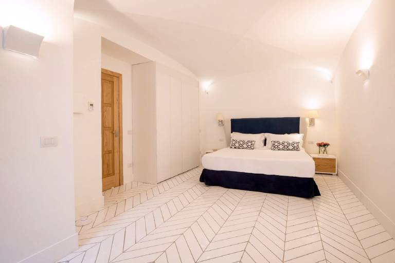 Luxury Apartment with Garden and Pool — photo 4