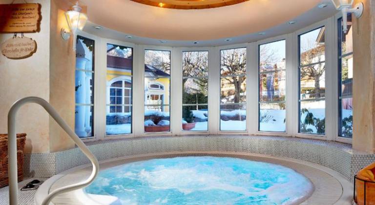 Rental apartment with pool, hot tub & garden — photo 4