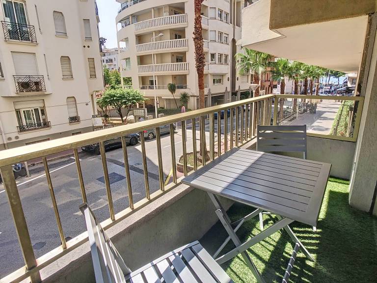 Apartment with yard — photo 4