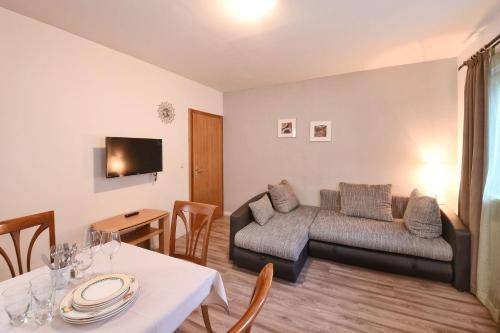 Holiday apartment with terrace & yard | Pet-friendly — photo 3