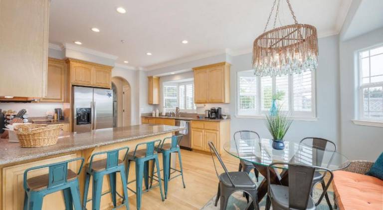 Coastal Dream - 2 Blocks to ocean, steps to beach, hot tub, coastal trail, BBQ — photo 3