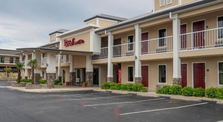 Red Roof Inn & Suites Calhoun — photo 2