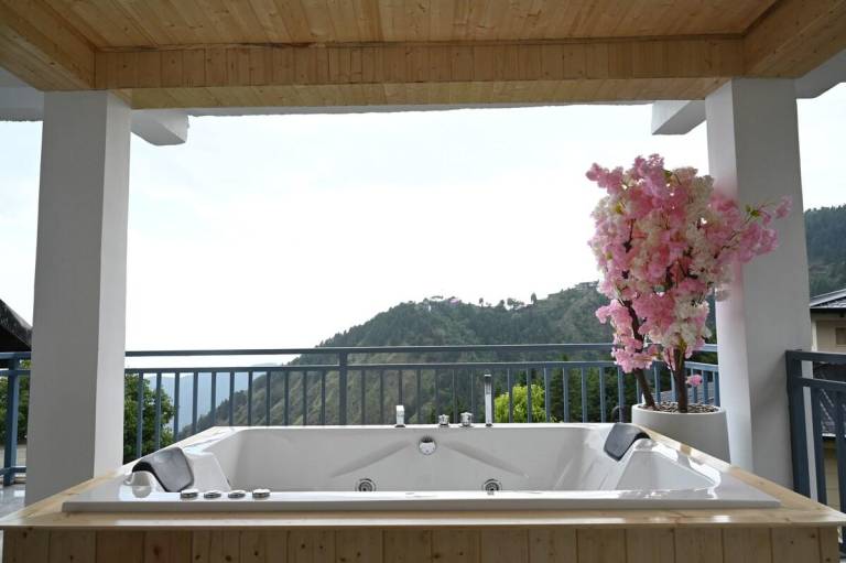 Beautiful house with BBQ, hot tub & garden | Perfect for remote work | Pets are welcome — photo 3