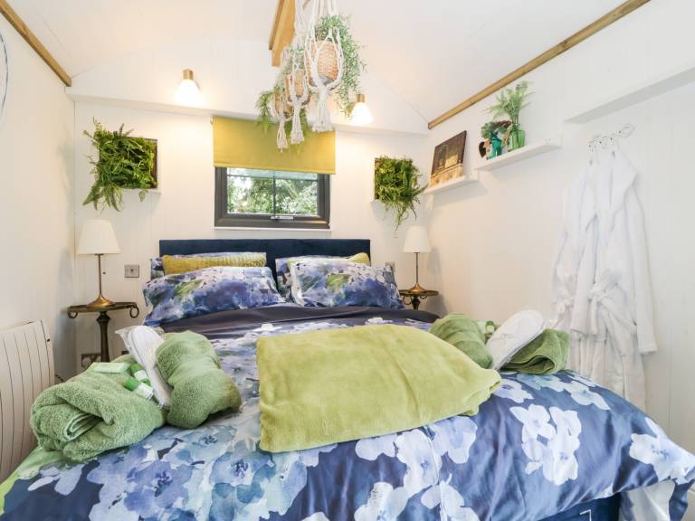 Cottage with jacuzzi & yard | Pets allowed — photo 5