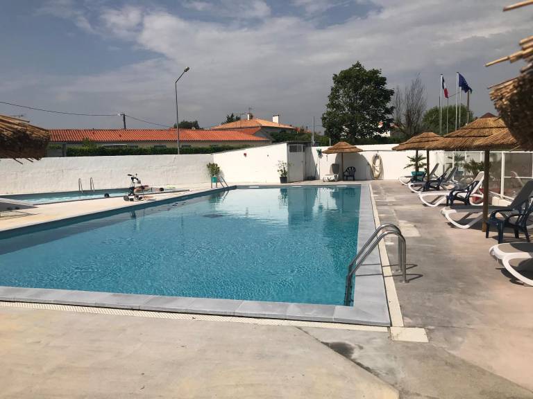 Bungalow with yard, terrace & pool | Pets are welcome — photo 3