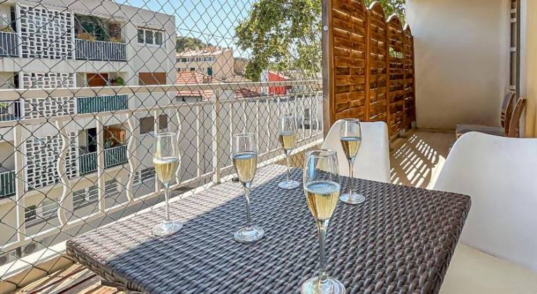Rental apartment with 4 rooms for 6 persons in La Valette-du-Var