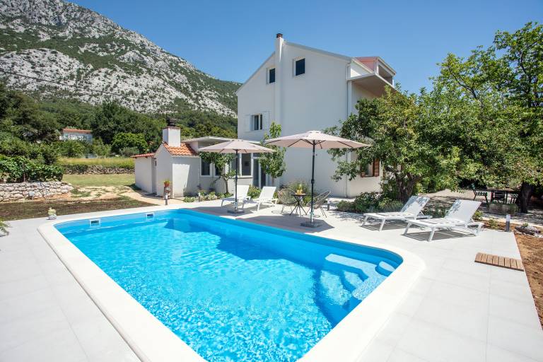 Spacious house with yard, private pool & barbeque | Garden view | Pets allowed in Omis