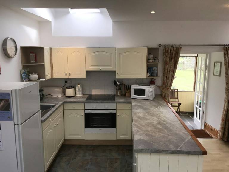 Fully equipped pleasant cottage with patio & yard | Water view | Pets allowed — photo 4