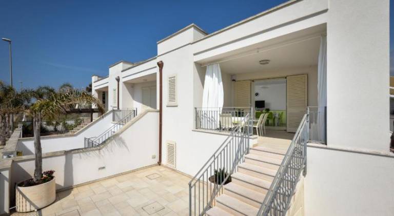 Holiday apartment with patio, barbeque & yard — photo 3