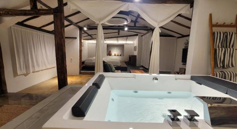House with jacuzzi, private pool & terrace | Pets are welcome — photo 4