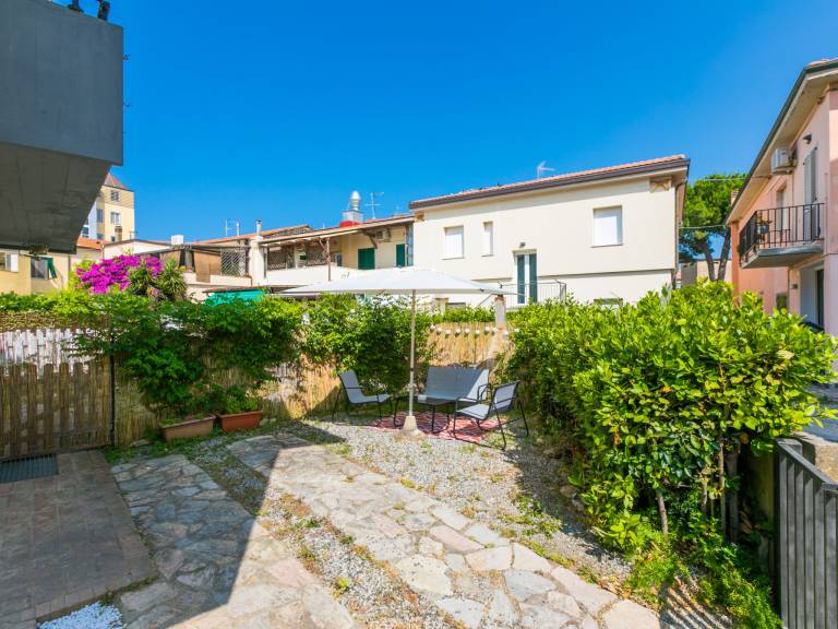 Apartment with garden & terrace — photo 4