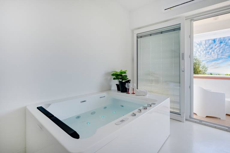 Family-oriented house with hot tub, terrace & heated pool | City view | Dogs allowed — photo 4