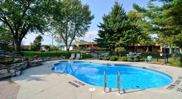 Super 8 by Wyndham Gananoque/Country Squire Resort — photo 3