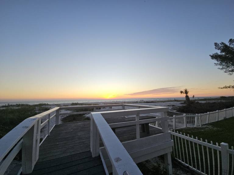 BEACHFRONT! Barbara's Beach Bungalow — photo 2