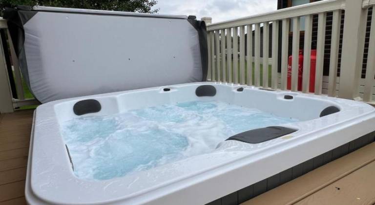 Lodge with jacuzzi, patio & garden | Dogs allowed — photo 4