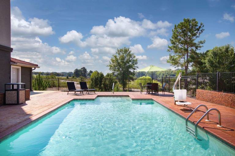 La Quinta Inn & Suites by Wyndham Tupelo — photo 3