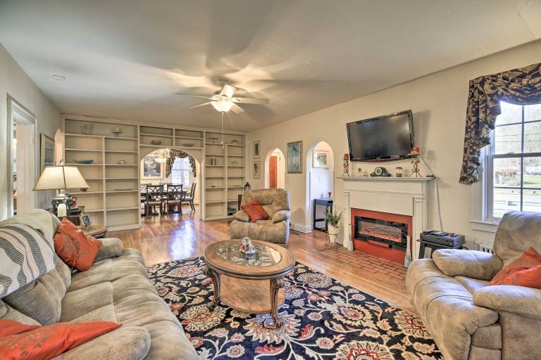 Half-Mi to Dawkins Rail Trail: Family Home w/ Yard in Kent, KY