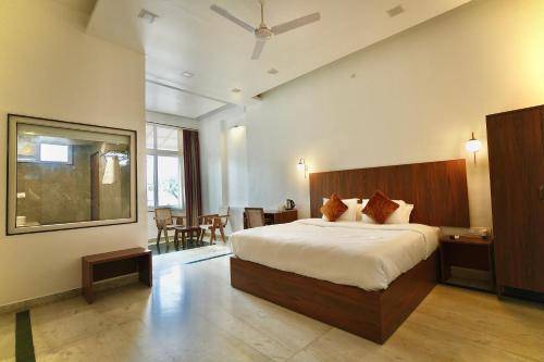 BHOPAL LAKE STAYS