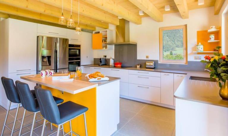 Chalet, Ground floor, balcony, fireplace or stove, 170m², Morzine — photo 4