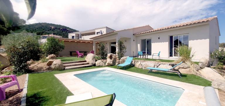 Family-friendly nice villa with patio, barbeque & yard | Pet-friendly in Zonza