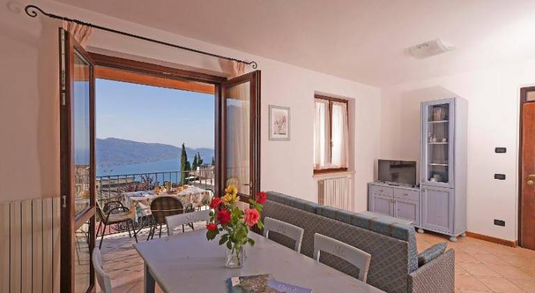 Wonderful serviced apartment with patio, pool & yard | Pets allowed — photo 3