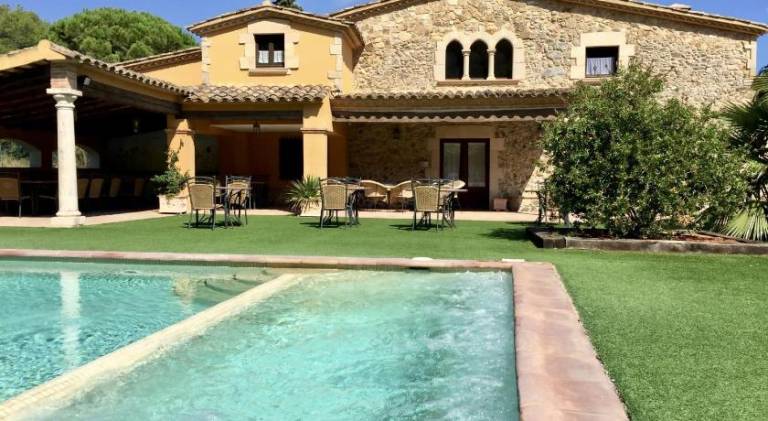 Chalet with pool, yard & patio — photo 3